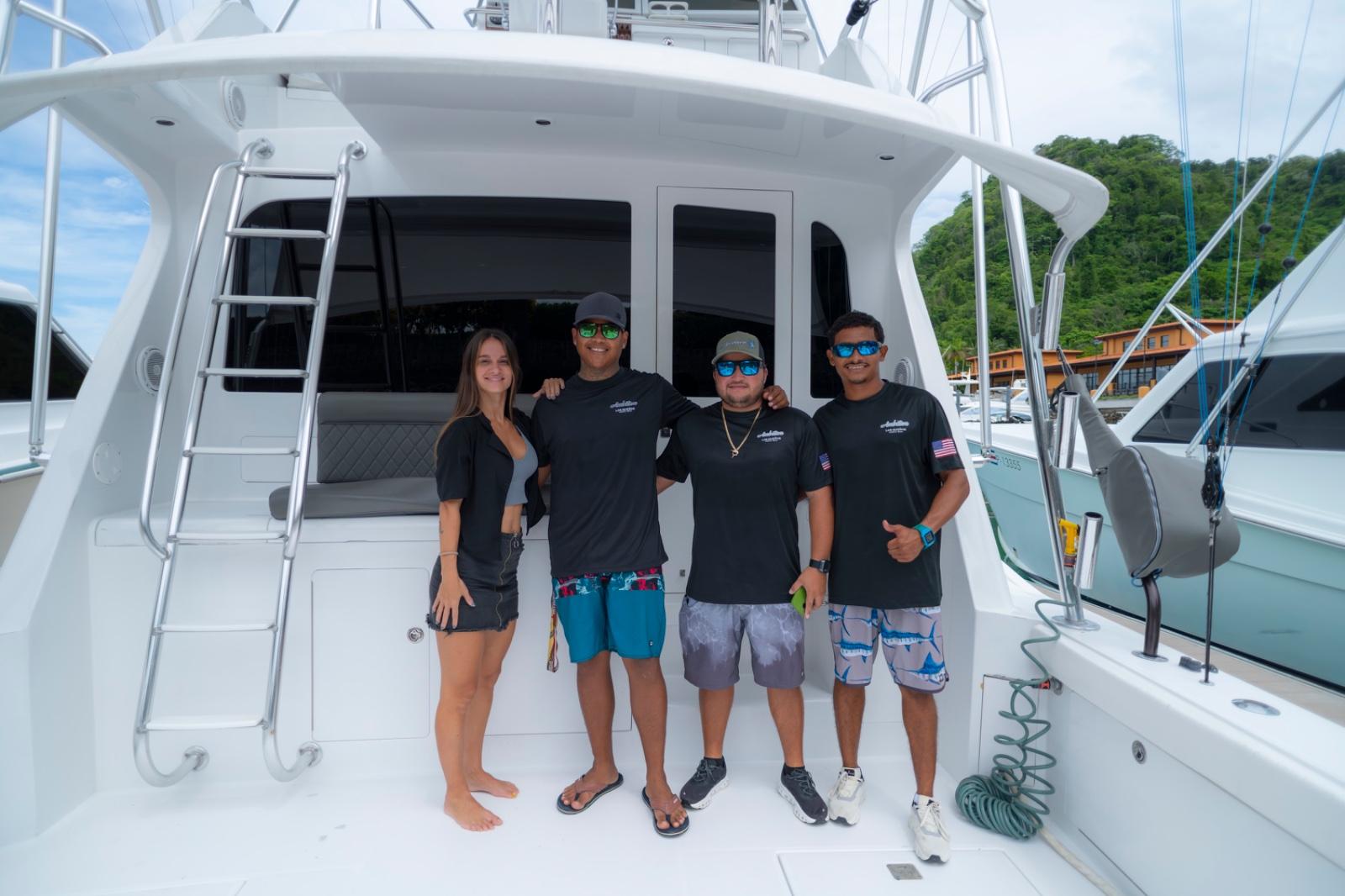 Pescadores que celebran una experiencia de pesca memorable a bordo del Ambition en Costa Rica