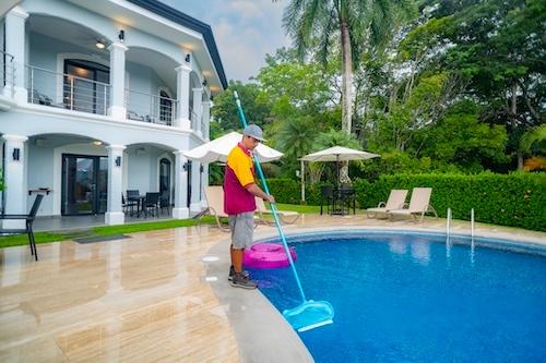 Equipo de mantenimiento de alojamientos vacacionales y cuidado de propiedades en Los Sueños Resort, Costa Rica