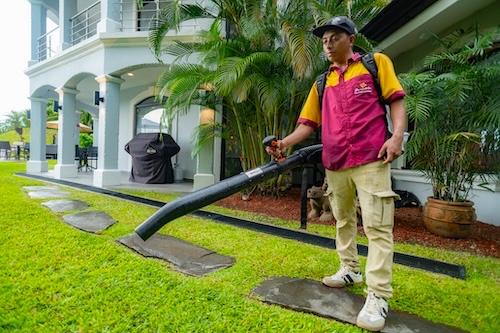 Stay in Costa Rica Equipo preparando un alojamiento vacacional de lujo antes de la llegada de los huéspedes al complejo turístico Los Sueños