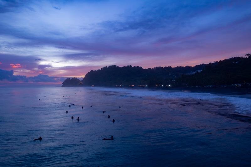 Surfistas internacionales que compiten en el Garabito Surf City Pro en Playa Hermosa, Costa Rica