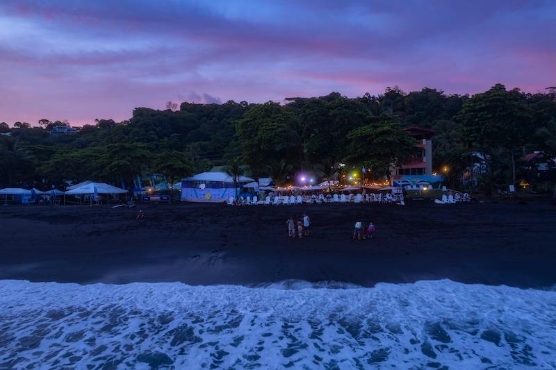 Las olas del océano Pacífico en Playa Hermosa, cerca de Jacó (Costa Rica), un popular destino internacional para practicar surf