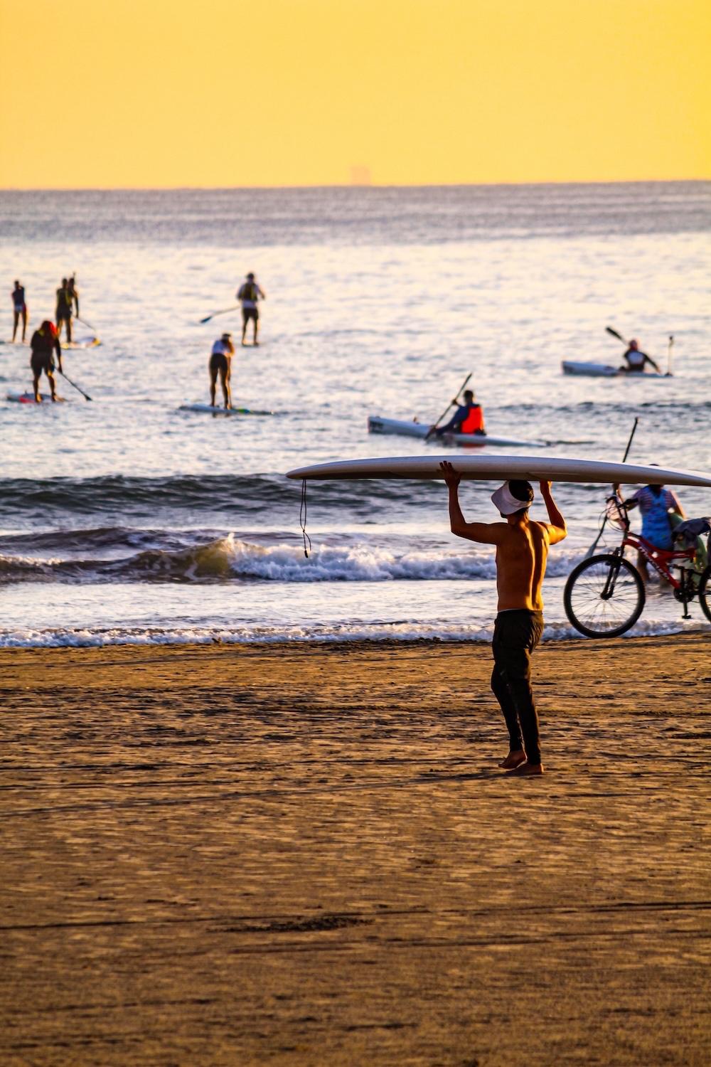 Una familia disfruta de aventuras al aire libre y actividades en la naturaleza en Costa Rica, cerca del complejo turístico Los Sueños